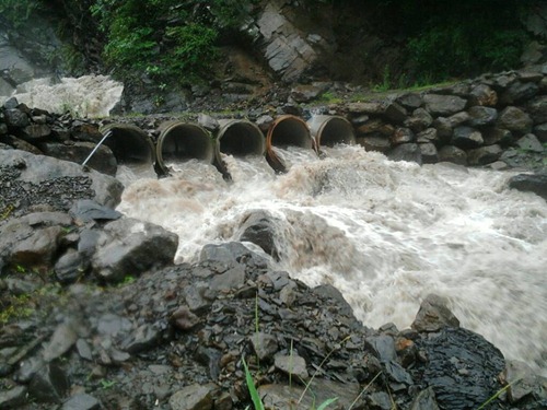 從勤和通往桃源的嘎拉鳳吊橋需繞道這個涵管便橋，下午三點時，該便橋已經溪水暴漲不堪使用