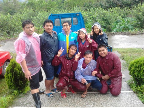 勤和部落青年會群策群力幫忙族人暫避勤和平台，展現勤勞合作的美德。族人吳世傑提供